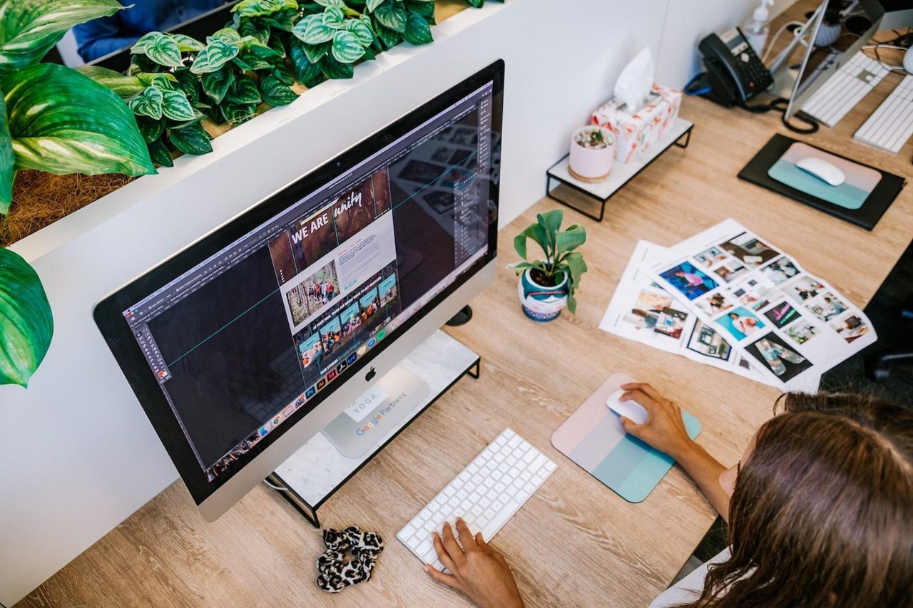 Arbeitsplatz einer Designerin mit Webseiten-Layout auf dem Bildschirm